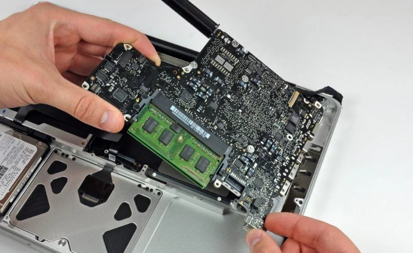 Reparación de placa base y microsoldadura MacBook en Málaga